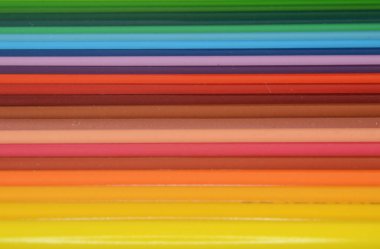 Koyu arkaplanda renkli kalemler, renkli kalemler, okula geri dönüş malzemesi, renkli kalemler, gökkuşağı tarzı.