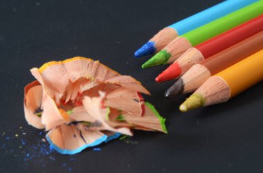 Koyu arkaplanda renkli kalemler, renkli kalemler, okula geri dönüş malzemesi, renkli kalemler, gökkuşağı tarzı.