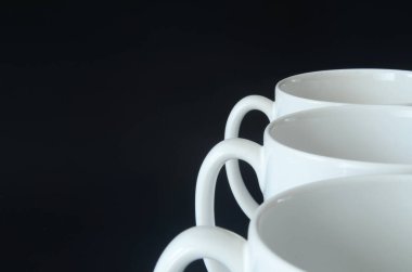 Sade kahve fincanları koyu bir arka planda, kahve fincanı, beyaz bardak, beyaz kahve fincanı.