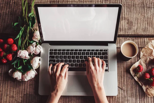 Espaço Trabalho Com Mãos Menina Computador Portátil Buquê Flores Peônias — Fotografia de Stock