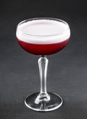 Koyu arka plan üzerinde uzun bardak soğuk kırmızı meyve kokteyli. Yaz içecekler ve alkollü kokteyller