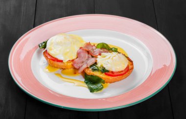 İngiliz kahvaltısı-kızarmış yumurta, ıspanak, domates, mozzarella peyniri ve koyu ahşap arka plan üzerinde plaka üzerinde jambon ile tost ekmeği. Sağlıklı gıda, üstten görünüm, düz yatıyordu