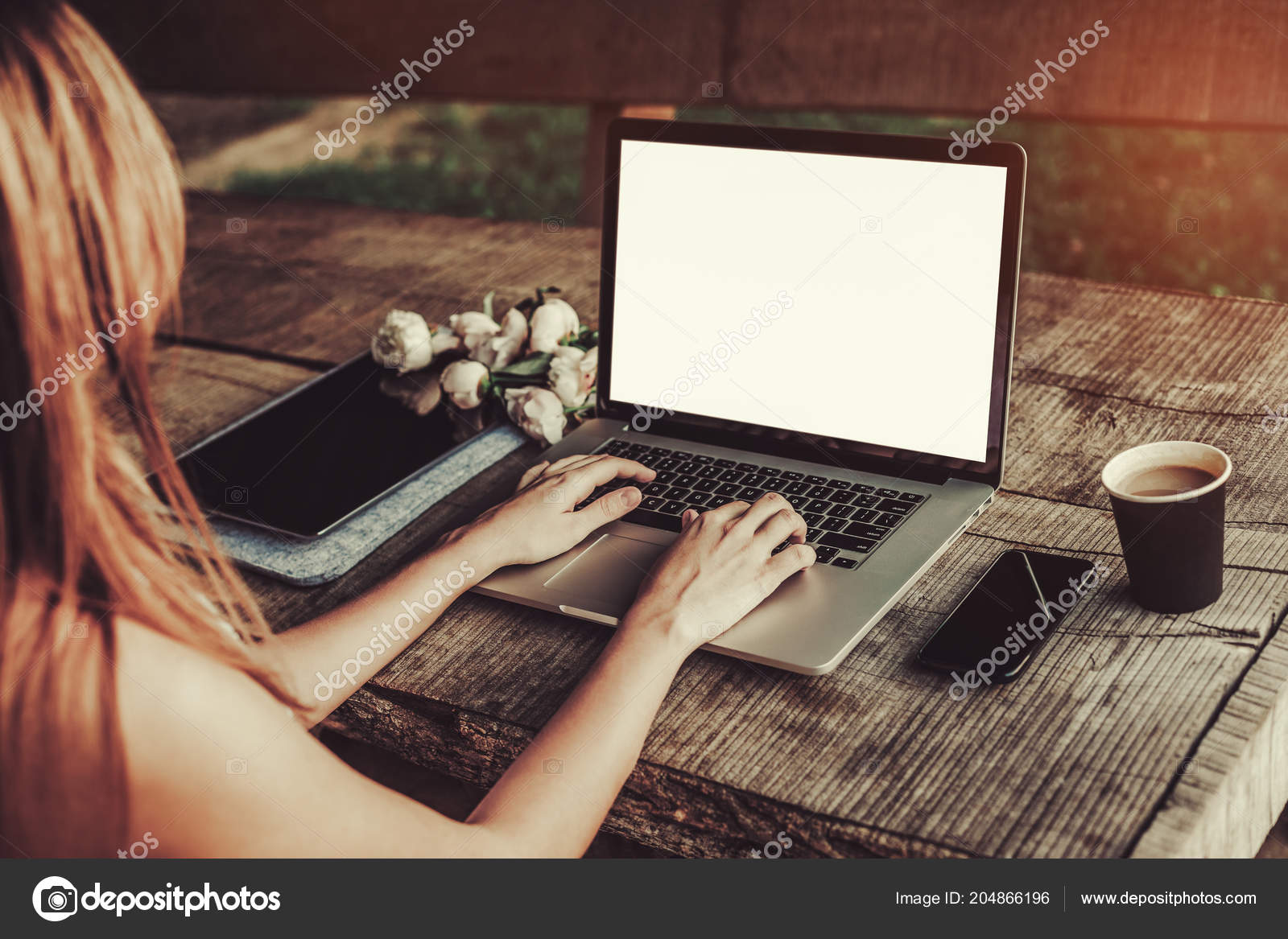 Giovane Donna Utilizzando Digitando Computer Portatile