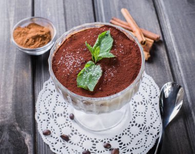 İtalyan tatlı tiramisu tatlı gıda koyu ahşap arka plan üzerinde cam