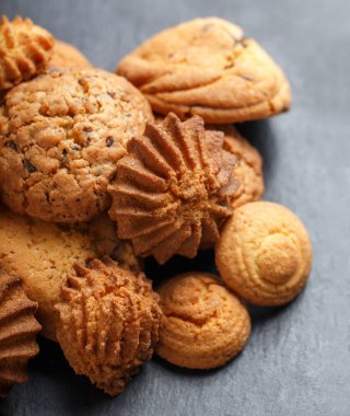 Çikolatalı ile çeşitli tanımlama, yulaf ezmesi kuru üzüm ahşap arka plan üzerinde taş arduvaz arka plan üzerine kapatın. Homemade pişirme. Üstten Görünüm, düz yatıyordu