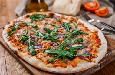 Tavuk, roka, peynir ve soğan ahşap rustik masa üzerinde pizza. Üstten Görünüm