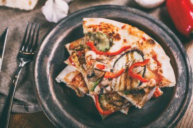 Tavuk, kabak, patlıcan, biber, peynir ve Mantarlı Pizza plaka vintage dilimlenmiş. Üstten görünüm. Tonlama