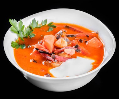 Ukrayna ve Rus geleneksel Pancar çorbası - Pancar çorbası ekşi krema ve otlar, siyah arka plan üzerinde sağlıklı gıda izole kase