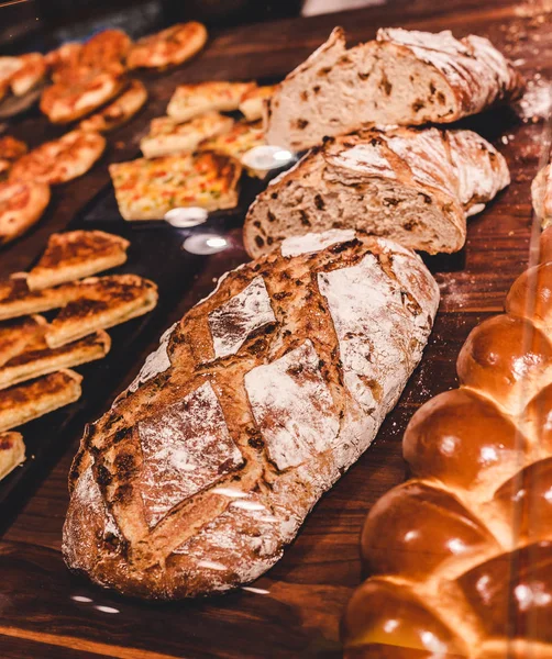 Variety Delicious Breads Pizza Buns Pastry Displayed Shelves Bakery Shop — Stock Photo, Image