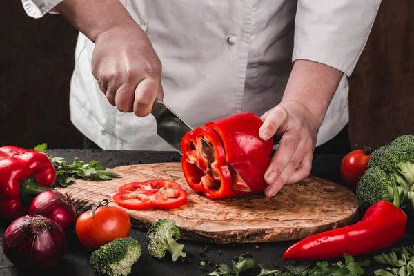 Šéfkuchař Krájení Zeleniny Nožem Kuchyň Vaření Potravin Ingredience Stole Pojem — Stock fotografie