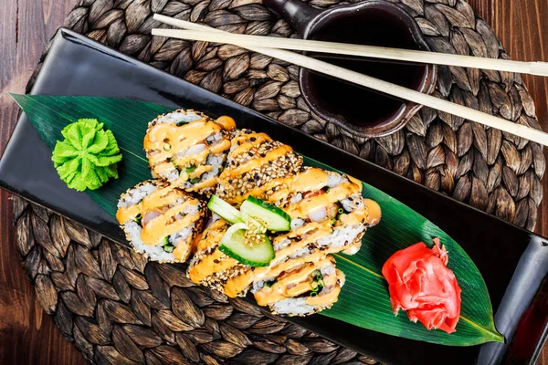 Rollos Sushi Engastados Con Tempura Camarones Pepino Cebolla Aguacate Sésamo — Foto de Stock