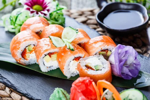 Rollos Sushi Engastados Con Salmón Queso Crema Caviar Rojo Aguacate — Foto de Stock