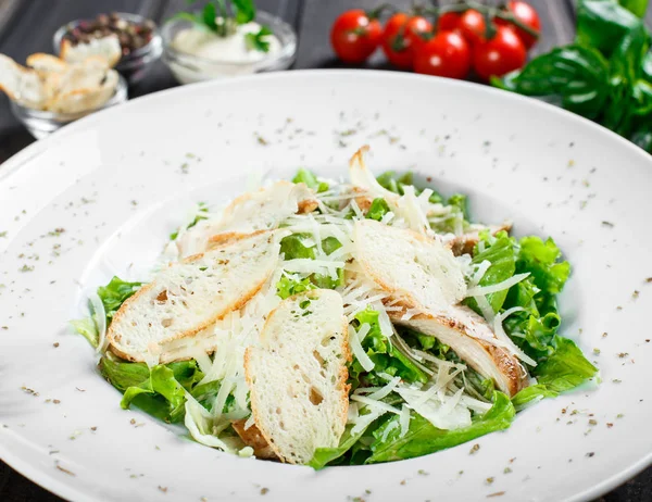 Salada Com Peito Frango Queijo Parmesão Croutons Verduras Mistas Alface — Fotografia de Stock