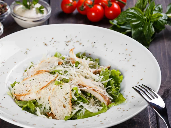 Sallad Med Kycklingfilé Parmesanost Krutonger Blandade Gröna Sallad Trä Bakgrund — Stockfoto