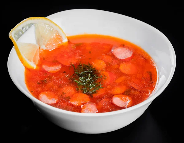 Sopa Tomate Con Salchichas Ahumadas Hierbas Tazón Aislado Sobre Fondo — Foto de Stock