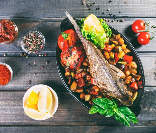 Gebackener Dorado Fisch Mit Gemüse Und Zitrone Auf Pfanne Auf — Stockfoto
