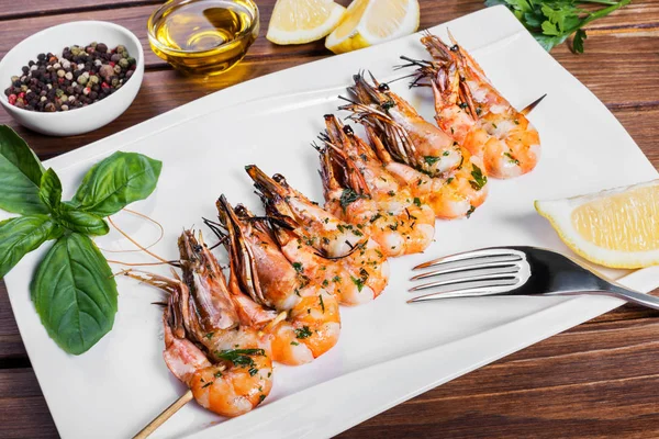 Roasted Shrimps Skewers Sauce Lemon White Plate Wooden Table Delicious — Stock Photo, Image