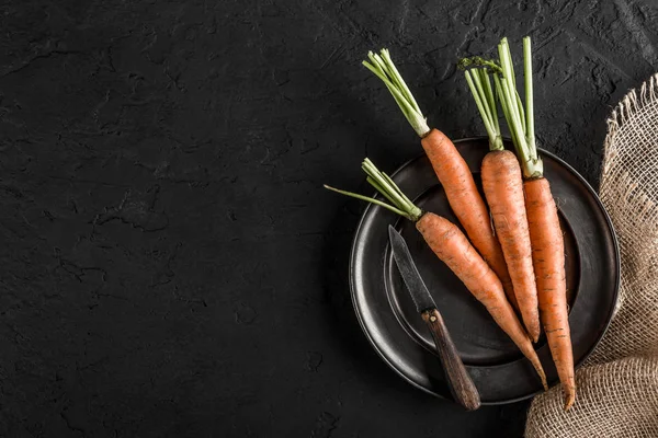 Свіжа Морква Збирається Тарілці Фоні Темного Каменю Концепція Їжі Вид — стокове фото