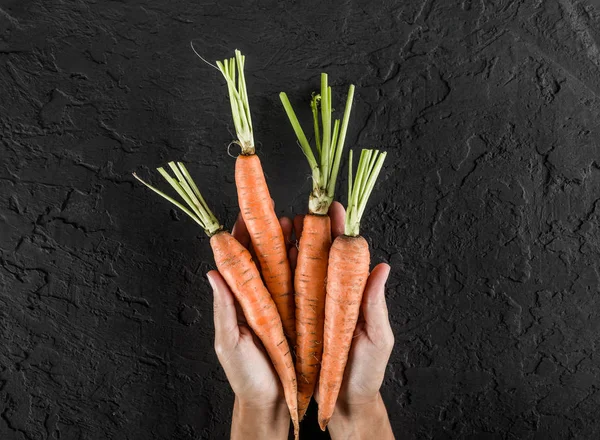 Руки Тримають Свіжу Моркву Фоні Чорного Каменю Концепція Їжі Вид — стокове фото