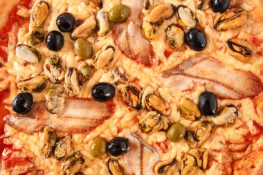 Pizza Balık yılan balığı, midye, siyah ve yeşil zeytin, krem peynir yakın çekim, seçici odak, makro ile.