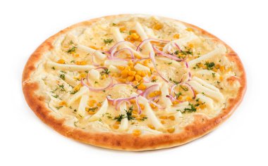 Domates, kırmızı biber ve üzerinde beyaz izole Mantarlı Pizza Vejetaryen. Üstten görünüm.