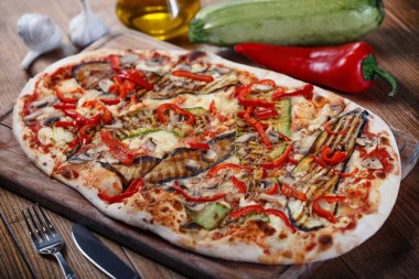 Tavuk, kabak, patlıcan, biber, peynir ve ahşap rustik masa üzerinde meyveleri lezzetli pizza. Üstten görünüm. Tonlama.