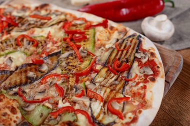 Tavuk, kabak, patlıcan, biber, peynir ve ahşap rustik masa üzerinde meyveleri lezzetli pizza. Üstten görünüm. Tonlama.