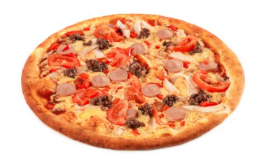 Pizza pastırma, mantar, kıyma ve beyaz arka plan üzerinde izole sosis. Üstten görünüm.
