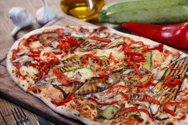 Tavuk, kabak, patlıcan, biber, peynir ve ahşap rustik masa üzerinde meyveleri lezzetli pizza. Üstten görünüm. Tonlama.