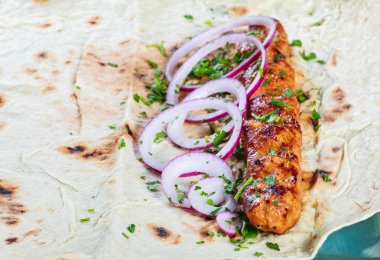Tavuk kebap Pide, soğan ve koyu ahşap zemin üzerine yeşil. Şaşlık veya şiş kebap. Sağlıklı yemek.