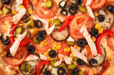 Patlıcan, jambon, kırmızı biber, domates, salatalık, zeytin ve beyaz bacckground izole Mısır Pizza.
