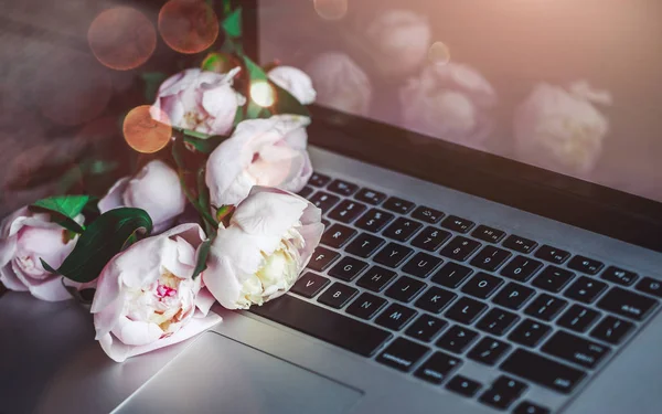 Computador Portátil Mesa Madeira Áspera Com Buquê Flores Peônias Parque — Fotografia de Stock