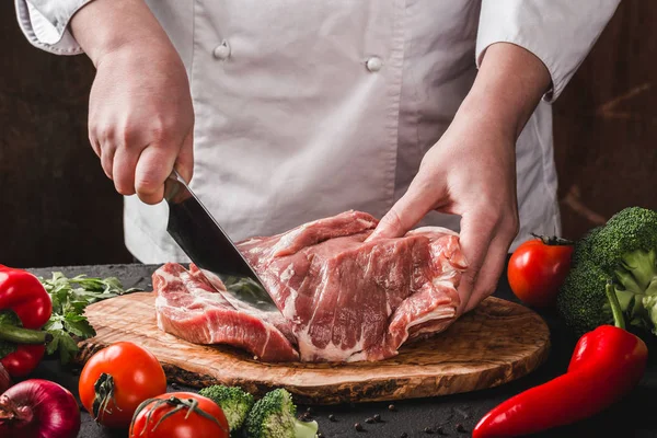 Chef Butcher Cortando Carne Porco Com Faca Cozinha Cozinhar Alimentos — Fotografia de Stock