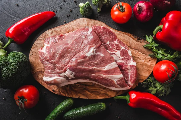 Syrové Maso Hovězí Steak Prkénku Černém Pozadí Přísadami Pro Vaření — Stock fotografie