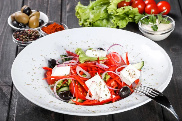 Grekisk Sallad Ekologiska Grönsaker Med Tomater Gurka Rödlök Oliver Fetaost — Stockfoto