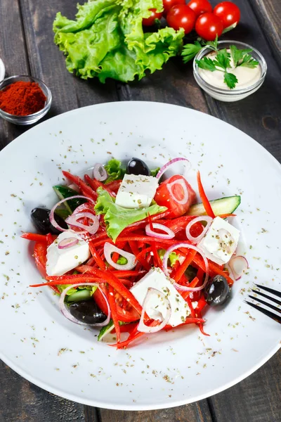 Griechischer Salat Aus Bio Gemüse Mit Tomaten Gurken Roten Zwiebeln — Stockfoto