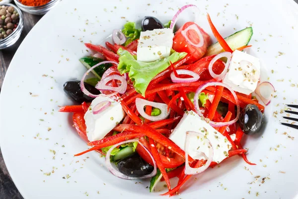 Griechischer Salat Aus Bio Gemüse Mit Tomaten Gurken Roten Zwiebeln — Stockfoto