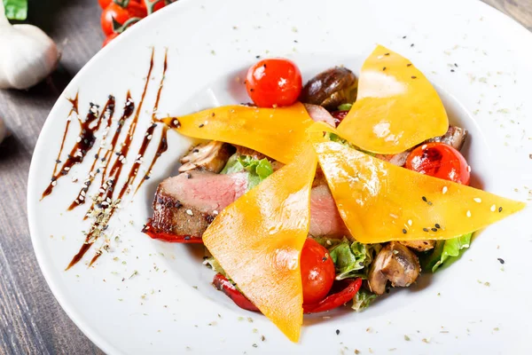 Heißer Salat Mit Rindersteak Vom Grill Bis Mittelselten Mit Kirschtomaten — Stockfoto