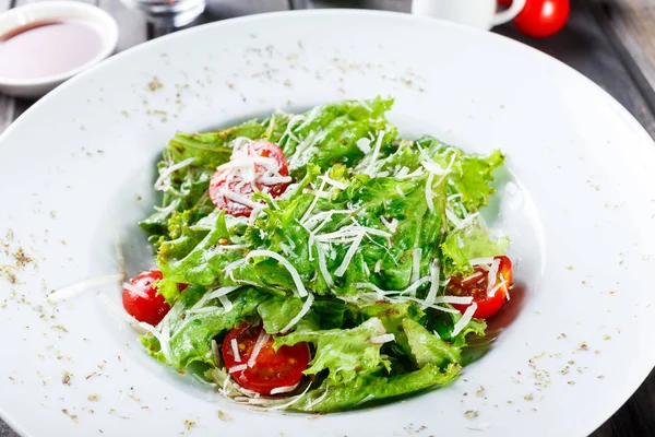 Salada Fresca Com Verduras Mistas Tomates Cereja Queijo Parmesão Fundo — Fotografia de Stock