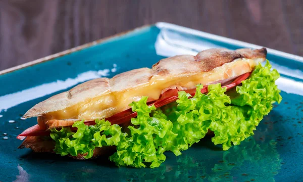 Сендвіч Свіжого Питного Хліба Салатом Скибочками Свіжих Помідорів Шинкою Свинини — стокове фото