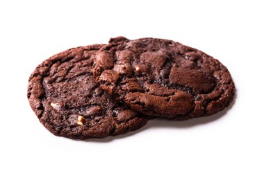 Beyaz arkaplanda izole edilmiş çikolatalı kurabiye.