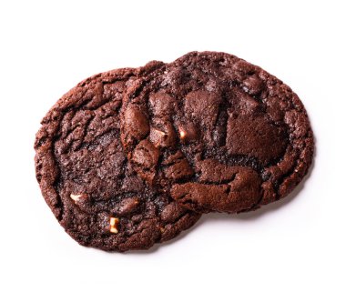 Beyaz arkaplanda izole edilmiş çikolatalı kurabiye.