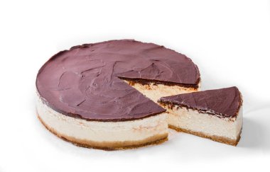 Beyaz arka plan üzerinde izole çikolata ile peynir pasta.