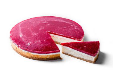 Beyaz arka plan üzerinde izole orman meyveleri ile peynir pasta.