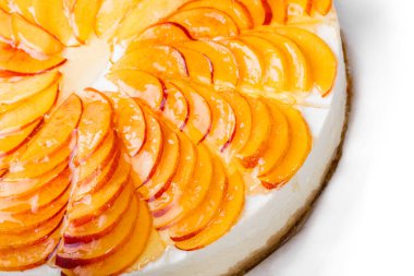 Beyaz arka plan üzerinde izole şeftali dilimleri ile peynir pasta.