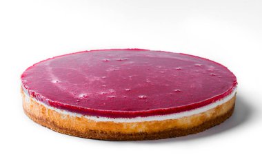 Beyaz arka plan üzerinde izole orman meyveleri ile peynir pasta.