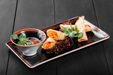 Sebze ve sos plaka üzerinde koyu ahşap arka plan ile doldurulmuş krep. Sağlıklı kahvaltı. Üstten görünüm.