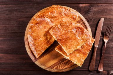 Acaralı Khachapuri geleneksel Gürcü peynir pasta kesme tahtası üzerinde. Homemade Pişirme. Üstten görünüm.