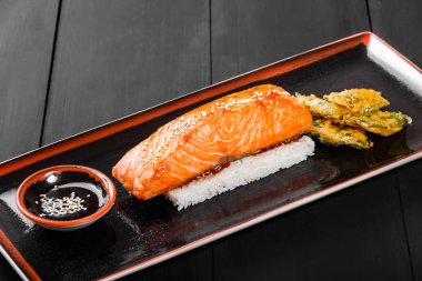 Pişmiş pirinç ve ahşap arka plan üzerinde physalis ile somon fileto. Sıcak balık yemek. Üstten görünüm.