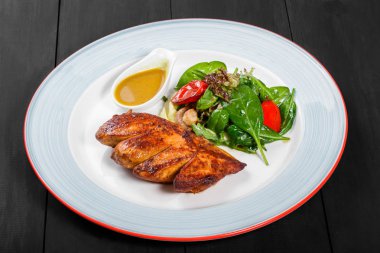 Izgara et biftek ve ızgara sebze, roka ve koyu ahşap arka plan tabağına ıspanak salatası. Sıcak et yemekleri. Üstten görünüm, düz yatıyordu